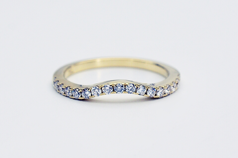 Fitted yellow gold diamond wedding band